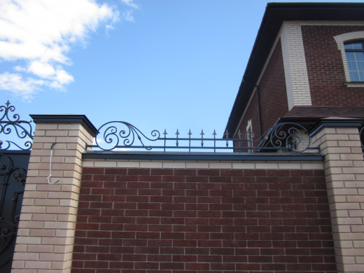 Кованое ограждение на верхнюю часть кирпичного забора 8