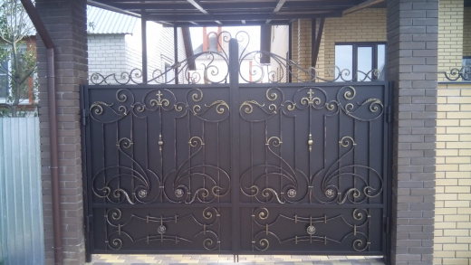 Ворота черные с золотыми вставками