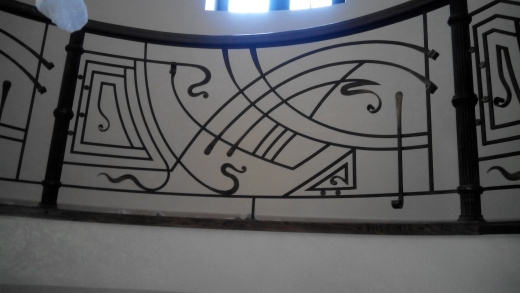 Лестница с деревянным поручнем