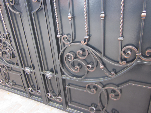 Ворота глухие черные с декоративной отделкой 17