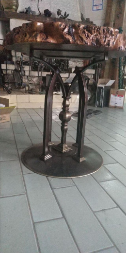 Кованый декоративный стол