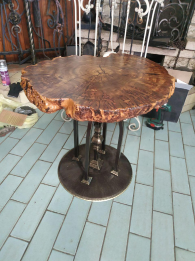 Кованый декоративный стол