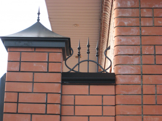 Кованое ограждение на верхнюю часть кирпичного забора 12