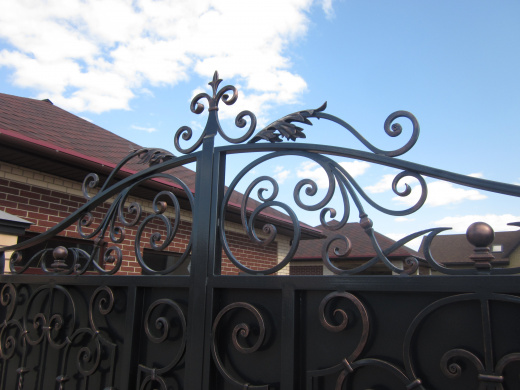 Ворота глухие черные с декоративной отделкой 17