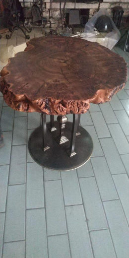 Кованый декоративный стол