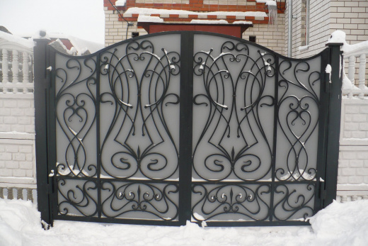 Ворота глухие белые с декоративной отделкой 6