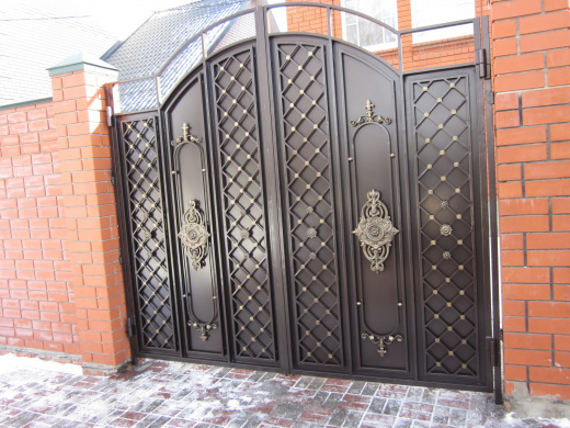 Распашные кованые ворота 10