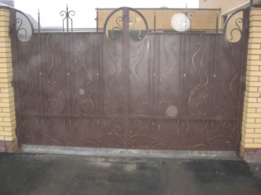 Ворота глухие коричневые с декоративной отделкой 6