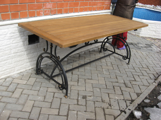 Кованый стол для сада