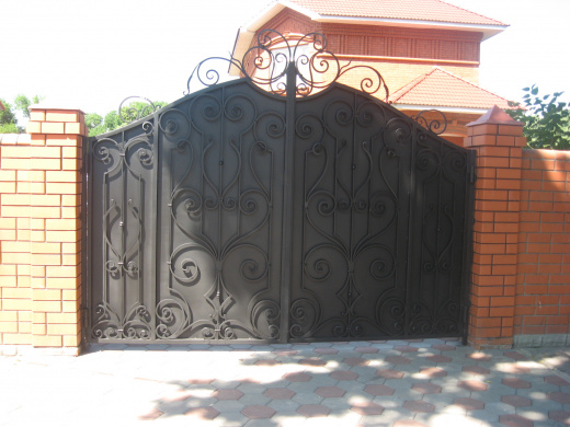 Ворота глухие черные с декоративной отделкой