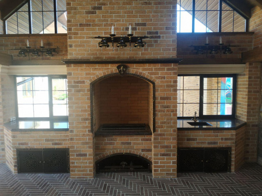 Кованый кухонный комплекс в кирпиче