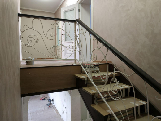 Лестничное ограждение с деревянным поручнем 9