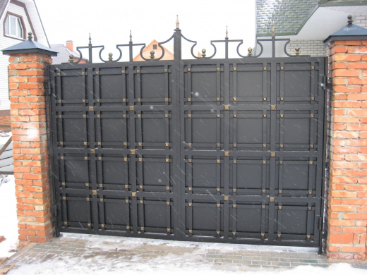 Ворота глухие черные с декоративной отделкой 8