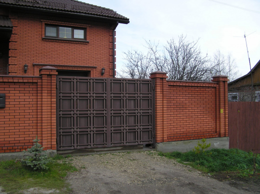 Ворота глухие с декоративной отделкой 3