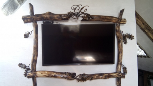 Кованая рамка для телевизора