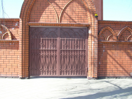 Ворота глухие коричневые с декоративной отделкой 8