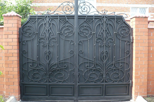 Ворота глухие черные с декоративной отделкой 7