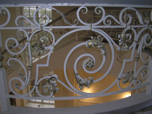 Лестничное ограждение с деревянным поручнем 5