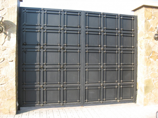 Ворота глухие черные с декоративной отделкой 5