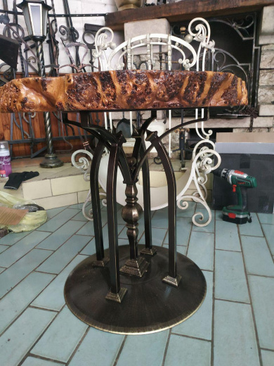 Кованый декоративный стол