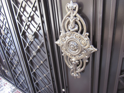 Ворота глухие черные с декоративной отделкой 15