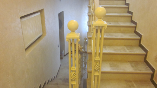 Лестничное ограждение с деревянным поручнем