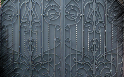 Ворота глухие черные с декоративной отделкой 6