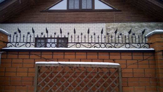 Кованое ограждение на верхнюю часть кирпичного забора 4