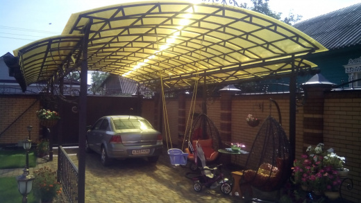 Навес для автомобиля из поликарбоната