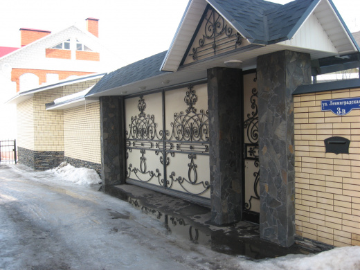 Ворота глухие белые с декоративной отделкой 8