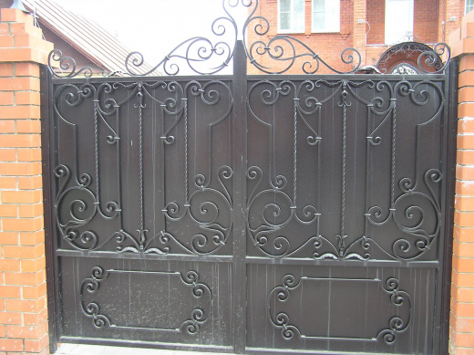 Ворота глухие черные с декоративной отделкой 10