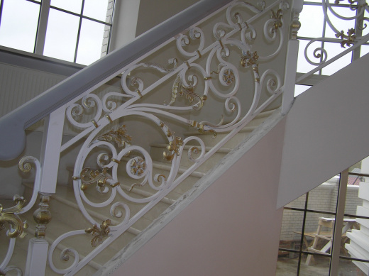 Лестничное ограждение с деревянным поручнем 5