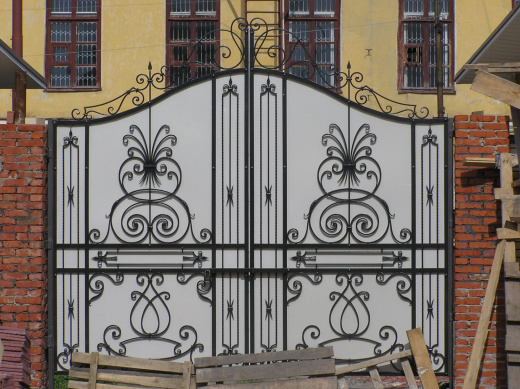 Ворота глухие белые с декоративной отделкой 3