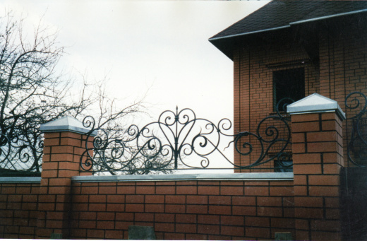 Кованое ограждение на верхнюю часть кирпичного забора 11