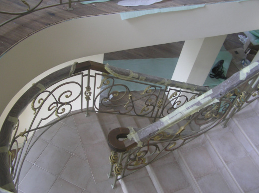 Лестничное ограждение с деревянным поручнем 3