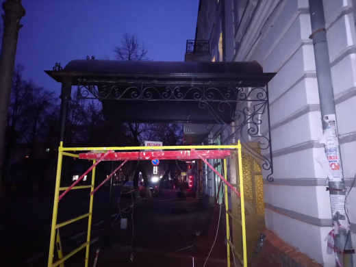 Навес над входной дверью