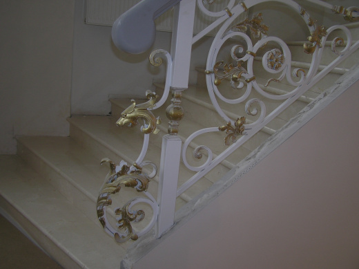 Лестничное ограждение с деревянным поручнем 5