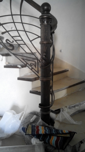 Лестница с деревянным поручнем