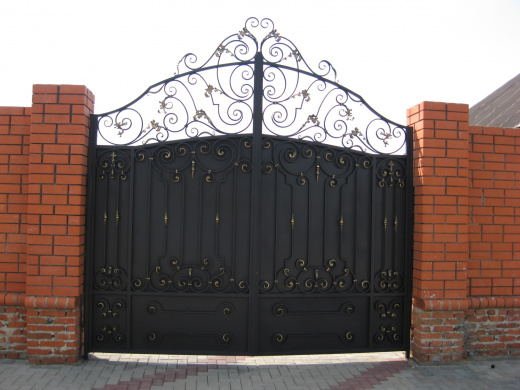 Ворота глухие черные с декоративной отделкой 2
