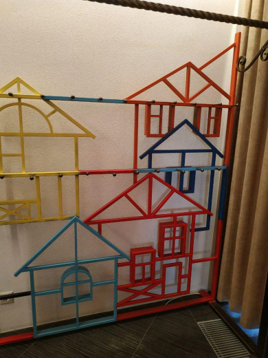 Вешалка - гардероб в детском центре