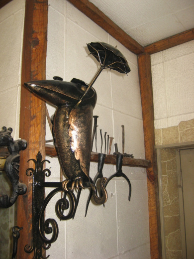 Панно Кованая Ворона с зонтиком