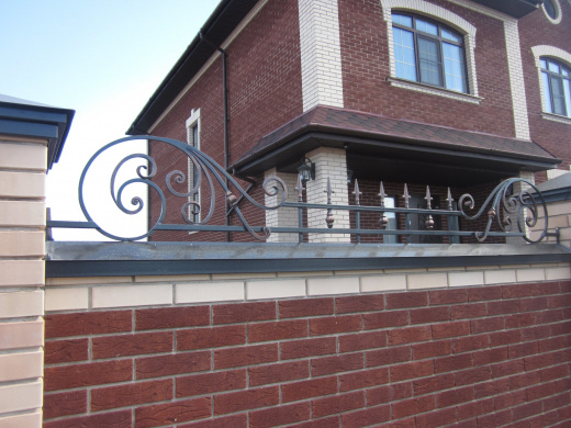 Кованое ограждение на верхнюю часть кирпичного забора 8