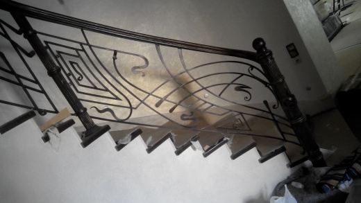 Лестница с деревянным поручнем