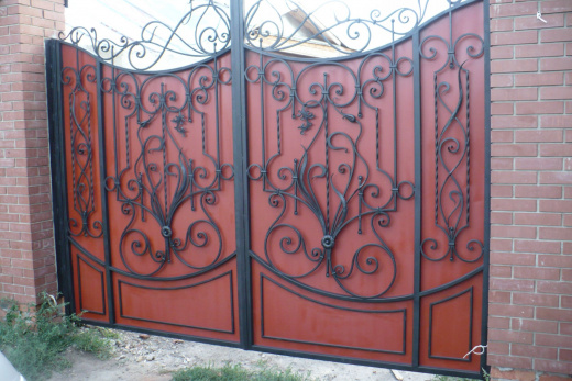 Ворота глухие красные с декоративной отделкой 2