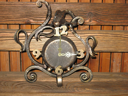Часы кованые настенные