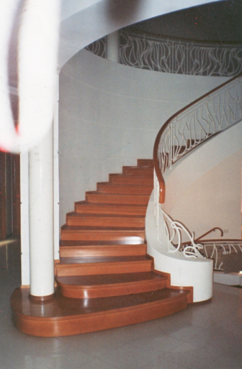 Лестничное ограждение с деревянным поручнем 4