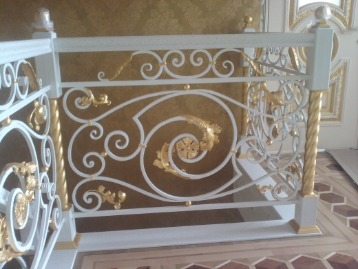 Лестничное ограждение с деревянным поручнем 8