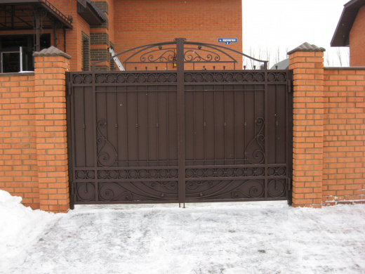 Ворота глухие коричневые с декоративной отделкой 2