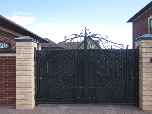 Ворота глухие черные с декоративной отделкой 17