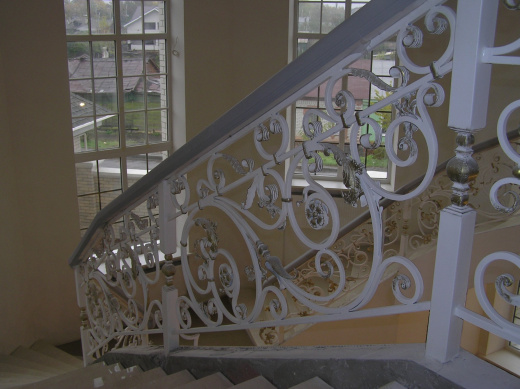 Лестничное ограждение с деревянным поручнем 5